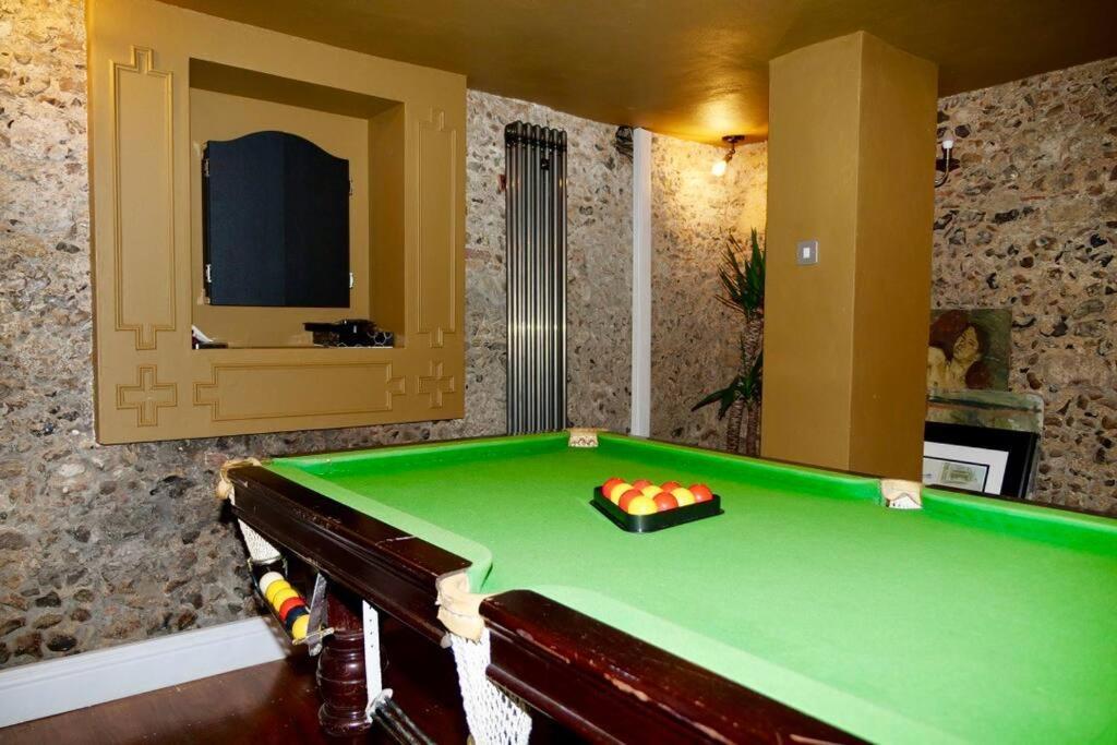 Villa Huge Luxury 8 Bed Manor House Hot Tub Pool Table Saffron Walden Exterior foto