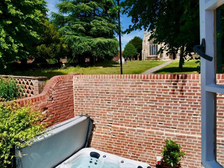 Villa Huge Luxury 8 Bed Manor House Hot Tub Pool Table Saffron Walden Exterior foto